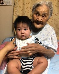 去年100歳を迎えた私の曾祖母が息子と初めて対面してくれたときの写真です。小さい頃から優しくて大好きな曾祖母が100歳年の離れた玄孫を抱っこしてもらえるとは思っていなかったので、元気に長生きしてくれている曾祖母には感謝でいっぱいです!