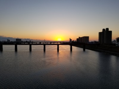 昨年の元旦、当番医にて出勤中に、大淀大橋から撮影しました。