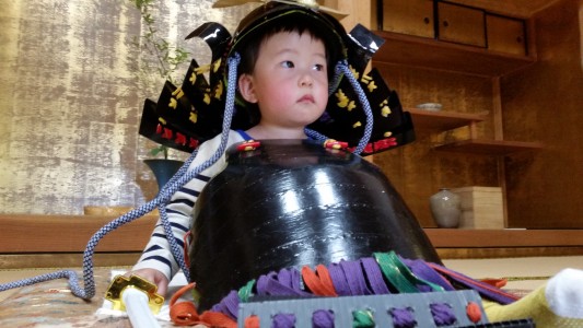 鶴松館にて兜を試着。緊張しながらも凛としていました。