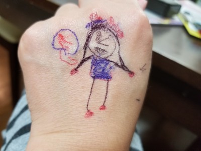 娘が「ママの絵書いてあげる~」と手に書いてくれました。疲れた体と心が軽くなった瞬間。私を母にしてくれてありがとう。