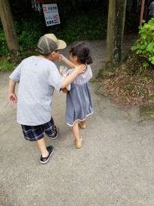 毎日喧嘩ばかりのこどもたち。この日も喧嘩して叱られて。そんなこどもたちもお互いに兄妹に産まれてきたことを喜んでくれる日がいつか来てほしいなぁーと願いながら撮った写真でした。