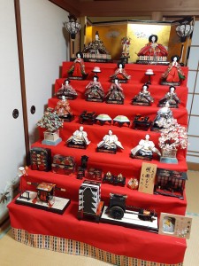 亡き祖父が31年前に買ってくれたお雛様を私の娘に受け継ぎました。祖父は娘が産まれる前に亡くなったので、娘を抱くことも出来なかったのですが、天国で喜んであの笑顔で見ててくれるかな。