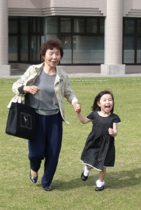 娘の大好きなひいおばあちゃんは今でも元気な93歳。撮影当時82歳ですが、ひ孫の「よーいどん♪」の声に思わず走った瞬間の写真です。長生きしてくれてありがとう。