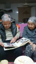 5年ほど前に亡くなった祖父母です。90歳を過ぎ県外から家族のみしか知り合いのいない宮崎に移り住んで来ました。祖父母のおかげで家族を楽しみ、人生の過ごし方について学びました。一緒に生活してくれて、ありがとう。けいめい記念病院と健康クラブ、ゆっとねす、サンフローラのスタッフの方々ありがとうございました。