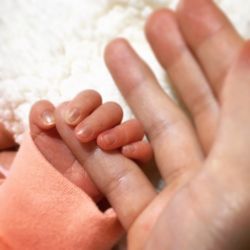 出産を終え里帰りした日の1枚。初めての育児に不安を感じながらも、小さな手で握りしめられると自然と力がみなぎってくる。こうして出会えたこと、当たり前じゃないんだよね。産まれてきてくれて、心からありがとう。
