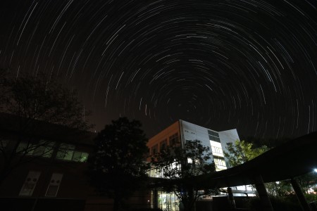 仕事が終わり、帰宅しようと駐車場に出ると、雲ひとつない夜空で北極星が光っていました。
いつもお世話になっているけいめい記念病院の建物の上に北極星を置いて撮影しました。