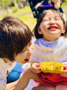 「ちょっとちょうだ~い」と横から食べたくなるくらい、美味しそうにとうもろこしを食べる子。甘いとうもろこしを作ってくれた農家さんに感謝だね!
