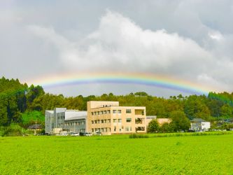 夏も終わるころ、急な雨。急いで訪問先から帰る。間も無くして晴れ間が見え始めた。フロントガラス越し、けいめい記念病院に太くて鮮やかな虹。思わず車を止めて写真に収めた。私たちが大きな愛で守られていることに気付きました。
