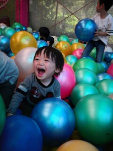 長崎への帰省でボールプールのある場所へお出かけ。大好きなボールがいっぱいで大喜び。連れて来てくれてありがとう。また行こうね!