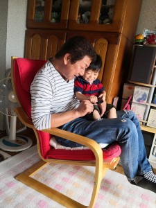 じぃじのお家でいっぱい遊んでもらって大満足。でもじぃじはへとへとです。また遊んでね!