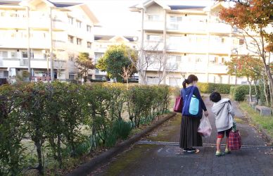 買い物から帰り、両肩に買い物バッグを持って駐車場から歩いていると、公園で遊んでいた息子が駆け寄って来て、荷物を持ってくれました。後ろから来ていた次女が撮影してくれて、お気に入りの写真です。