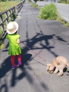 生まれたときから一緒にいるワンコ。姉妹のように仲良く、ご飯やお散歩などお世話をしてくれます。休みの日は早く起きてお散歩するのが日課です。