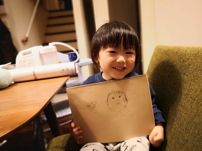 大好きな保育園の先生が退職することになり、お手紙の変わりに一生懸命先生と自分の絵を描いてプレゼント。会えなくなっても忘れないでね。