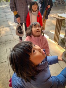 今年初めに初詣に行ったとき、道中騒いでいた子供たちも神社についたら、静かに拝んでいました。