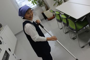 宮崎中央眼科病院内のフロアやトイレ清掃をして下さる業者さんです。いつも素敵な笑顔や挨拶で、患者様や職員の為に院内美化に努めていただき感謝いたします。細かな要望にも素早く対応していただき助かります。おかげさまで、患者様も気持ちよく当院を利用され、私たちも業務に専念できていると思います。「ありがとうございます!」