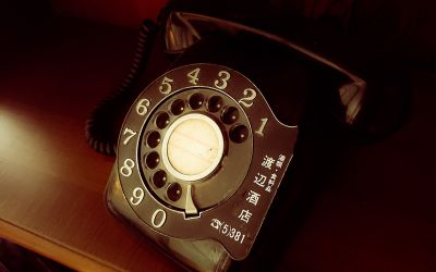 私の祖母の家にある黒電話です。今はもう使えませんが、数え切れない程の祖母との思い出が詰まっています。先日、祖母の一年忌を迎えました。久しぶりにずしりと重い受話器を持ち上げ、祖母の家の電話番号に掛けてみましたがやはり繋がりませんでした。近くにいたときには伝えられませんでしたが、遠く遠く、見えなくなったときに深く後悔します。いま、声が届くうちに「ありがとう」を伝えられますように。